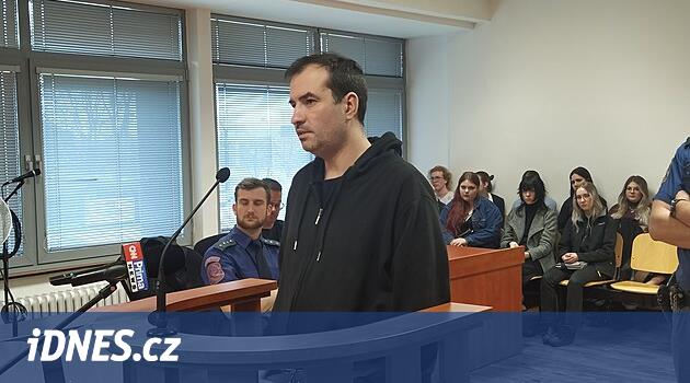 Bıçak alıp kardeşini bıçakladı, adam yargılanıyor. Sadece savaşmak istediğini iddia ediyor