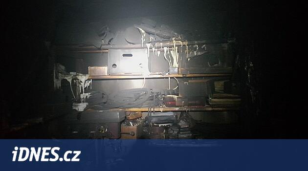 Liberecko'daki bir aile evinin bodrum katı yanıyordu.  Üç kişi yaralandı