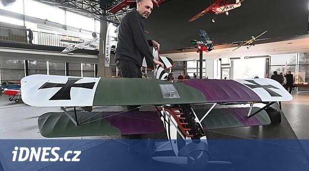 Olomouc'ta For Model, iki metrelik bir savaşçıyı ve trenlerle dolu bir pavyonu kendine çekiyor