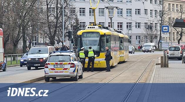 Pilsen'deki tramvay, elin kapıya öğüttüğü bir kızı sürükledi