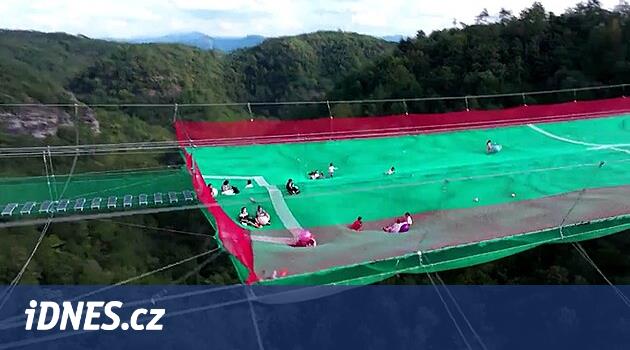 VIDEO: Dětské hřiště 100 metrů nad propastí v Číně vzbuzuje kontroverze - iDNES.cz