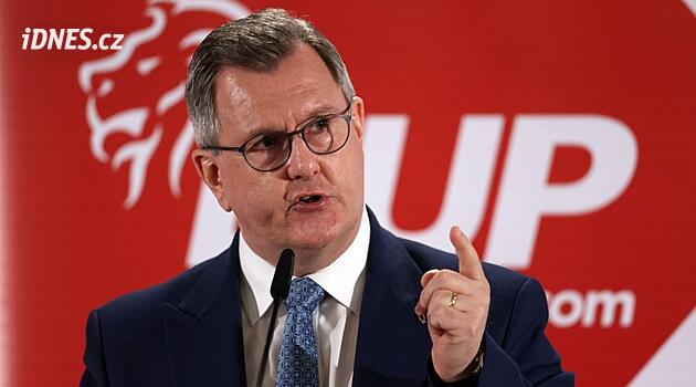Bývalý šéf severoirských unionistů Jeffrey Donaldson dostal 15 let za zneužívání dětí