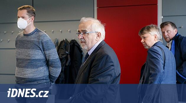 Üç kişi, müzedeki sübvansiyonlarla ilgili dolandırıcılık nedeniyle 10 yıl hapisle tehdit edildi, anlaşma bunu bir şarta dönüştürdü
