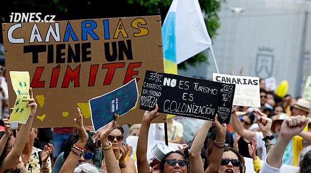 Napětí na Tenerife roste. Místní bojují proti turistům, ničí auta z půjčoven