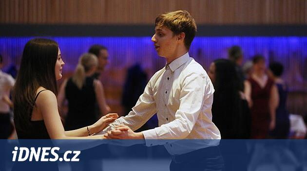 İnsanlar iki saatlik yolculuğu bile düşünüyor. Popüler New Town dans salonu sizi dans pistine davet ediyor