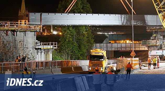 VİDEO: Ústí'deki demiryolu köprüsü yeni bir inşaata kavuştu.  Ülkemizin en büyük vinci kuruldu