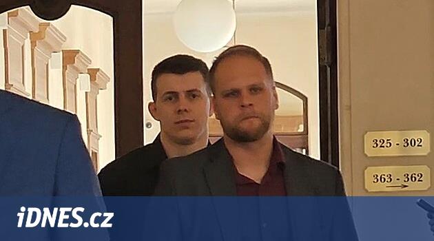 Polis kelepçeli olmasına rağmen adamı dövdü.  Bir yıl denetimli serbestlikle mahkemeden ayrıldılar