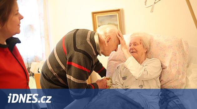 Doksanlı yaşlarındaki bir adam Alzheimer hastası karısına bakıyor. Ben buna razıyım diyor