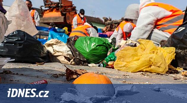 Lanškroun'daki meydana çöp kutuları atıldı.  Her şeyi sakladılar, yenmeyen ıstakozları bile