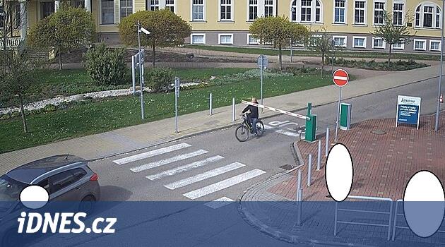 Elektrikli bisikletli bir yaşlı, hastanedeki bariyeri devirip kaçtı. Polis onu arıyor