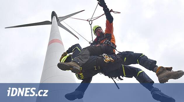 İtfaiyeciler yel değirmenine vurma talimi yaptı, deneyimliler bile yüz metre yükseklikten saygı duruşunda bulundu