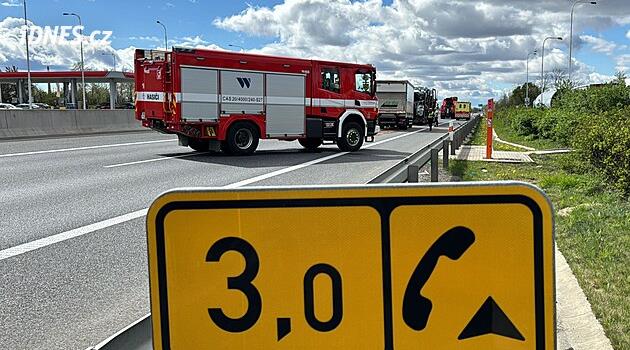 Řidič dodávky na D35 nepřežil náraz do odstaveného náklaďáku, část dálnice stojí