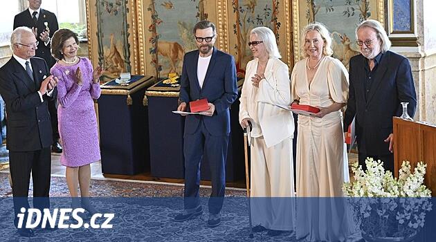 ABBA üyeleri İsveç Kralı tarafından onurlandırıldı.  Şövalye unvanı aldılar