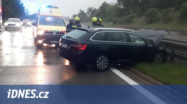 Prag önündeki D7 otoyolunda 3 araç hurdaya döndü, yağmur nedeniyle itfaiye ekipleri onlarca olaya müdahale etti