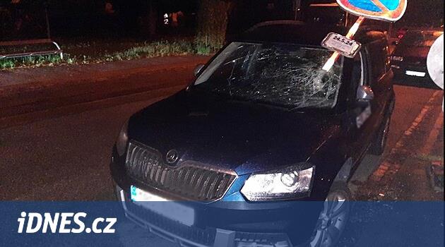Sarhoş bir vandal arabaları yıktı, bir tanesine trafik işareti yapıştırdı