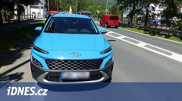 Yaşlı sürücü, kavşakta iki tekerleğiyle bir kadına çarptı, kadın çok sayıda yaralandı
