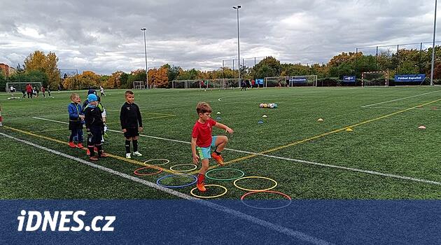 Çek Cumhuriyeti'nde İspanyol futbol kampları düzenliyor.  Biz bekçi köpeği değiliz diyor
