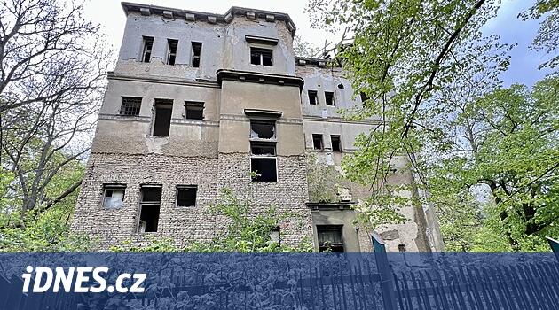 Sahibi harabeye dönmüş villayı onarmak ister ancak çevredeki arazi yabancıdır.  Belediye de bu konuyla ilgileniyor