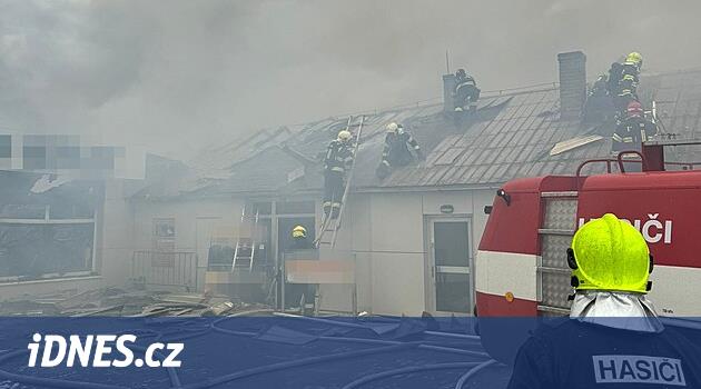 Polis, Kladno'daki petrol deposunda çıkan yangını ihmalden kaynaklanan bir tehdit olarak araştırıyor.