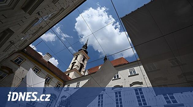 Brno'nun ortasında sessiz bir vaha.  Onarılan sarayın avlusu kilisenin renkleriyle parlıyor