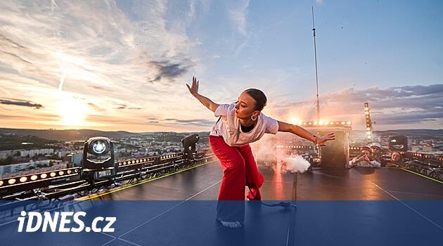 Çek Cumhuriyeti'nin en yüksek binasının çatısında dansçılar dans ediyordu, herkesin bağlanması gerekiyordu