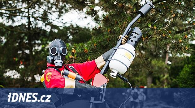 Canavarlar, güzellikler ve doldurulmuş hayvanlar.  Animefest sırasında Brno tuhaf kostümlerle doldu