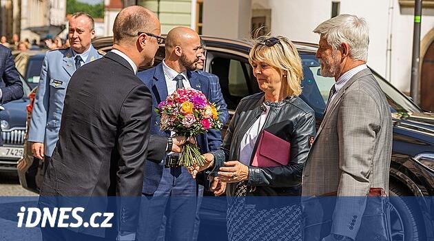 Varış, First Lady'ye buket ve doğrudan ofise.  Paul'un ziyaretinde daha sıkı önlemler var