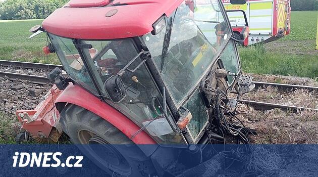 Trenin çarpışması sonucu traktör iki parça oldu, devrilen makinenin sürücüsü yaralandı