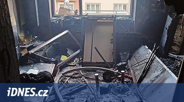 Adam yanan apartmandan balkona kaçtı, itfaiye ekipleri onu merdivenden indirdi