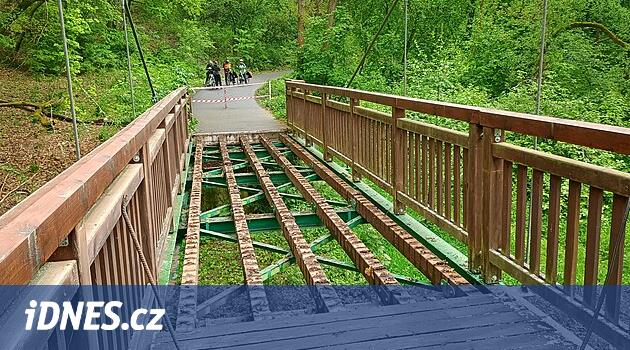 Ladin çürümüş, bisikletçiler binecek.  Tašovice'de Ohři üzerindeki yaya köprüsünü onarıyorlar