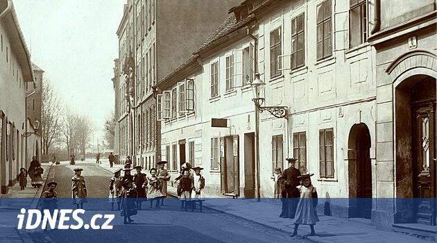 Chebská okulu rahibeler tarafından bir handa kuruldu, ancak savaşlar okulun gelişmesine engel oldu