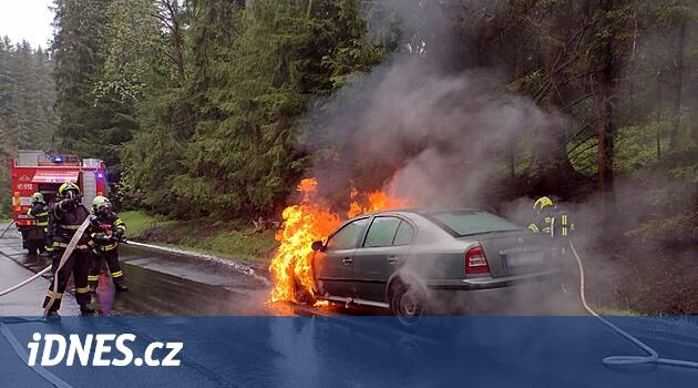 Otomobilin mürettebatı alevlerden zamanında kurtulmayı başardı.  İtfaiyeciler hızlı olma eğiliminde olduğu konusunda uyardı