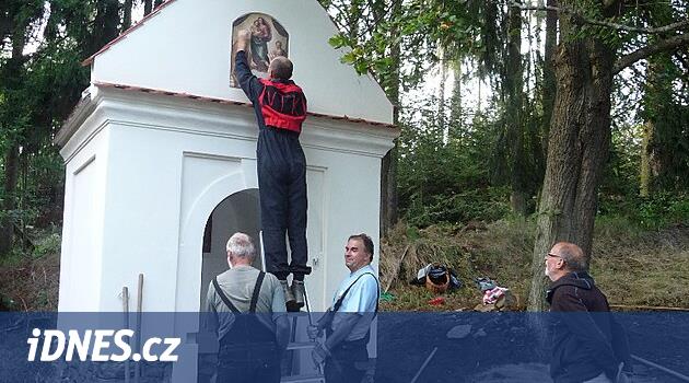 Žlutick'teki küçük anıtların kurtarıcıları var.  On beş yıldır tamir ediyorlar
