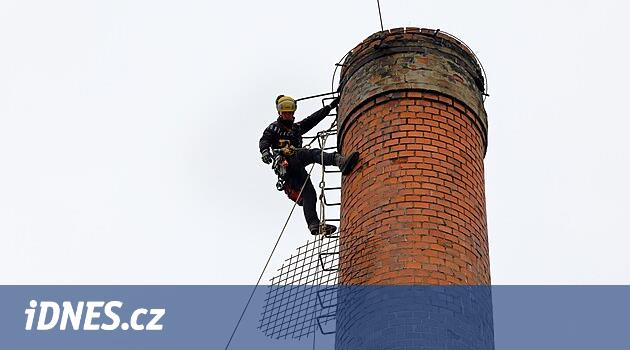Cheb bacası artık leylekler için tehlikeli olmayacak, uzmanlar bacanın üstünü ağla kapatacak