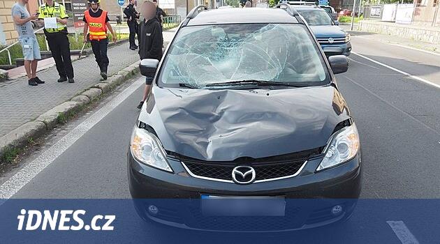 Bir kadın yaya geçidinin yanından karşıya geçiyordu, yeşil ışıkta geçen bir sürücü ona çarptı