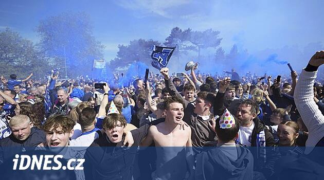 Ipswich kalede Hladký ile kutlama yapıyor.  Galibiyetle Premier Lig'e dönüşünü doğruladı