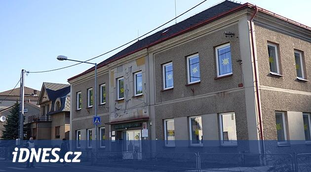 Üçüncü sınıfta çocuk sıkıntısı var, öğretmenler gidiyor.  Hronov başka kantorlar arıyor
