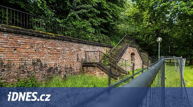 Hradec terasların onarımını erteledi, tasarımcıyı bulamadı