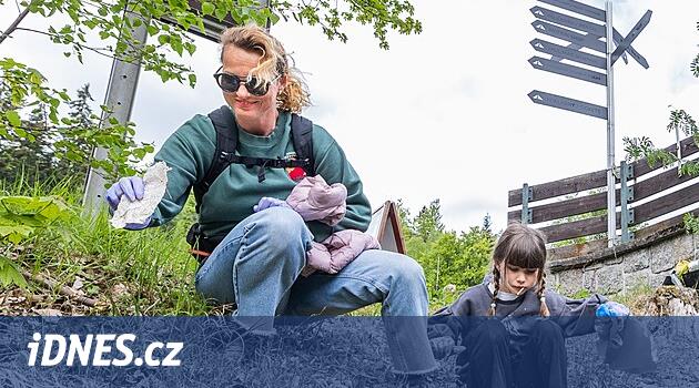 Teleferikte sigara ve içki içiyor.  Gönüllüler kayakçılar için pistleri hazırladı
