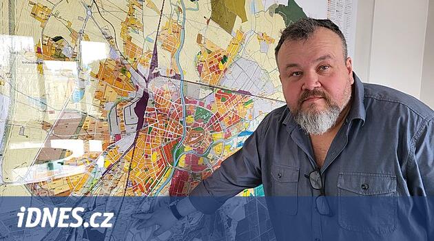Hradec'in baş mimarı koalisyonla aynı fikirde değildi, büyük projeler halef olarak kalacak
