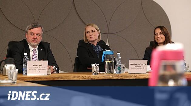 Bakan Černochová şirketlerle silah endüstrisine olası katılım konusunda görüştü