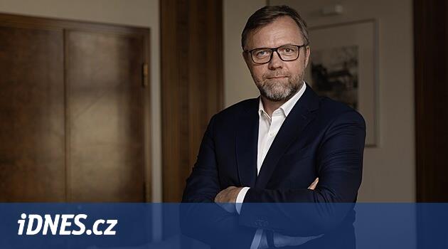Komerční banka Juchelka başkanı, üniversite mezunlarının elde tutulması gerektiğini söylüyor