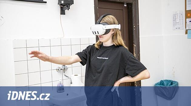 Öğrenciler ayaklarının dibinde cansız bir şekilde sanal gerçeklikte hayat kurtarıyor