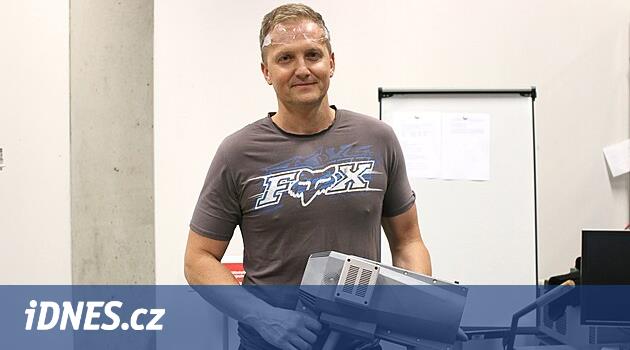 Liberec Üniversitesi'nin icatları fuarda heyecan yarattı, nano tabanca altın madalya kazandı