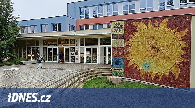 Yarım asır sonra Medkov'un Güneşi yeniden parlıyor.  Okuldaki mozaiği restore ettiler