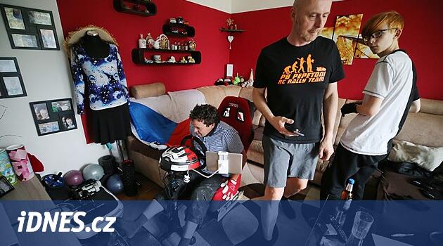 Oturma odasında 24 Saat Le Mans. Üç hayran, simülatördeki ünlü yarışı kazandı
