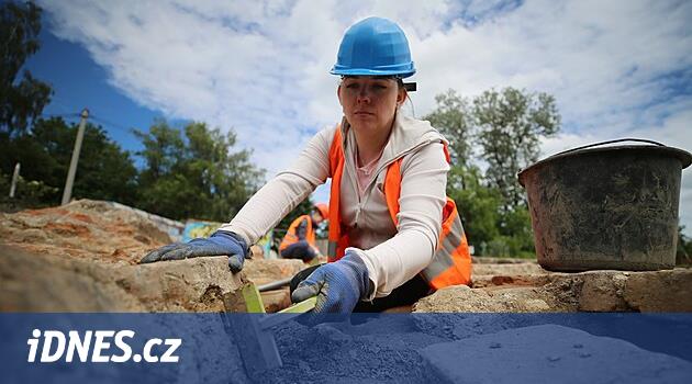 Žďár'daki tarihi kuyu, fırının temelleri ve tuğla kurutma tesisi şehrin çevre yolu tarafından emilecek