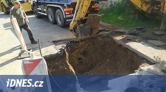 Boru hattı kazasının ardından Jihlava'nın bir kısmı susuz kaldı, servisler tankerleri sokaklara gönderdi