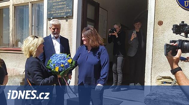 Pavel “kendi” Černoučka'yı seçti, First Lady AB renklerinde bir buket aldı