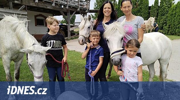 En azından küçükken bir keçiye semer vurmuşlardı, şimdi kız kardeşler hayallerini gerçekleştiriyorlar. Ünlü bir ahırları var